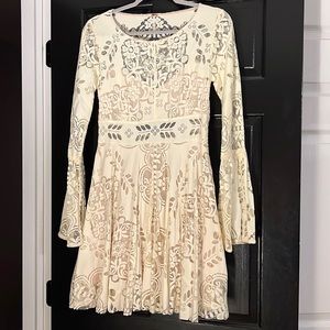 Free People cream floral lace dress with beige lining and bell sleeves :: Sz 4
